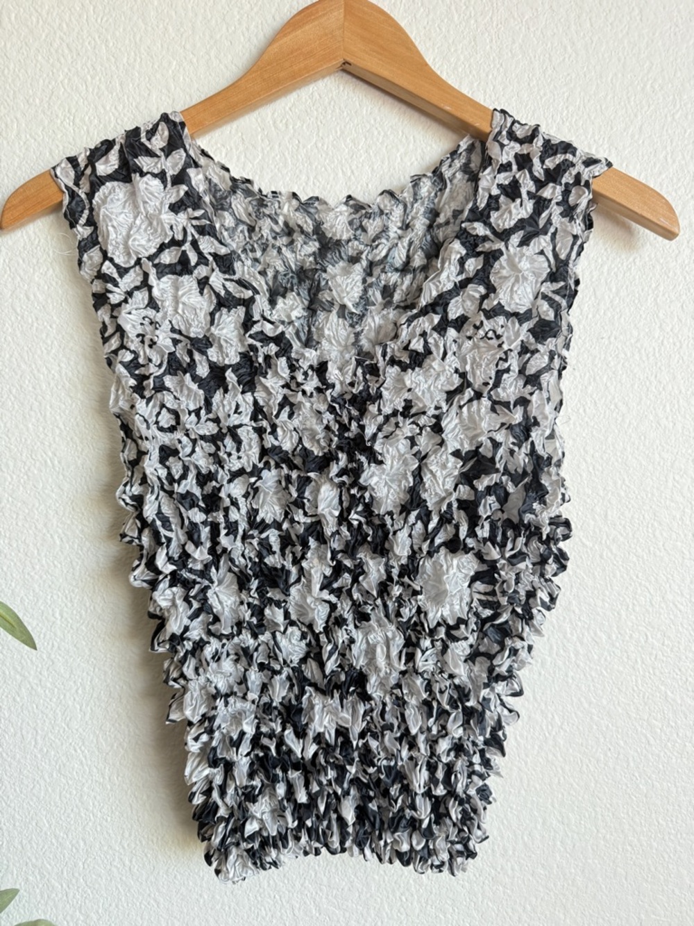 Radiance Textured Floral Crinkle Stretch Top Black White Sleeveless Women’s OS